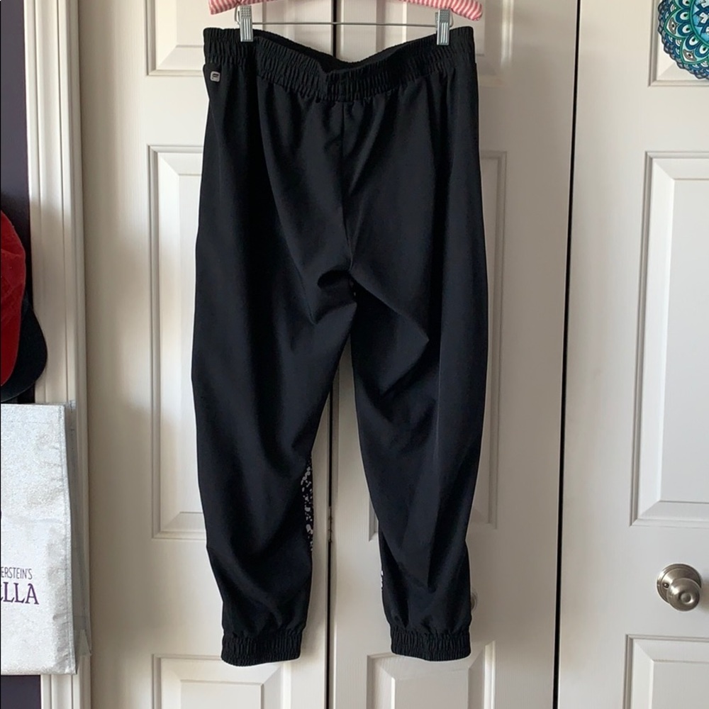 Fabletics patterned jogger capris - Picture 4 of 6